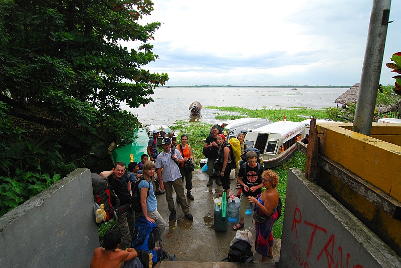 Laura i Astronom-108.JPG - Wyekwipowani na wyprawę we wszystko co potrzeba, żegnamy się na chwilę z naszą kochaną Cristal Corazone de Amore, u której nocowaliśmy i ładujemy manele do speedboata, którym przemierzymy pierwszy etap wyprawy przez Amazonkę. (Zdjęcie: Laura i Astronom)
